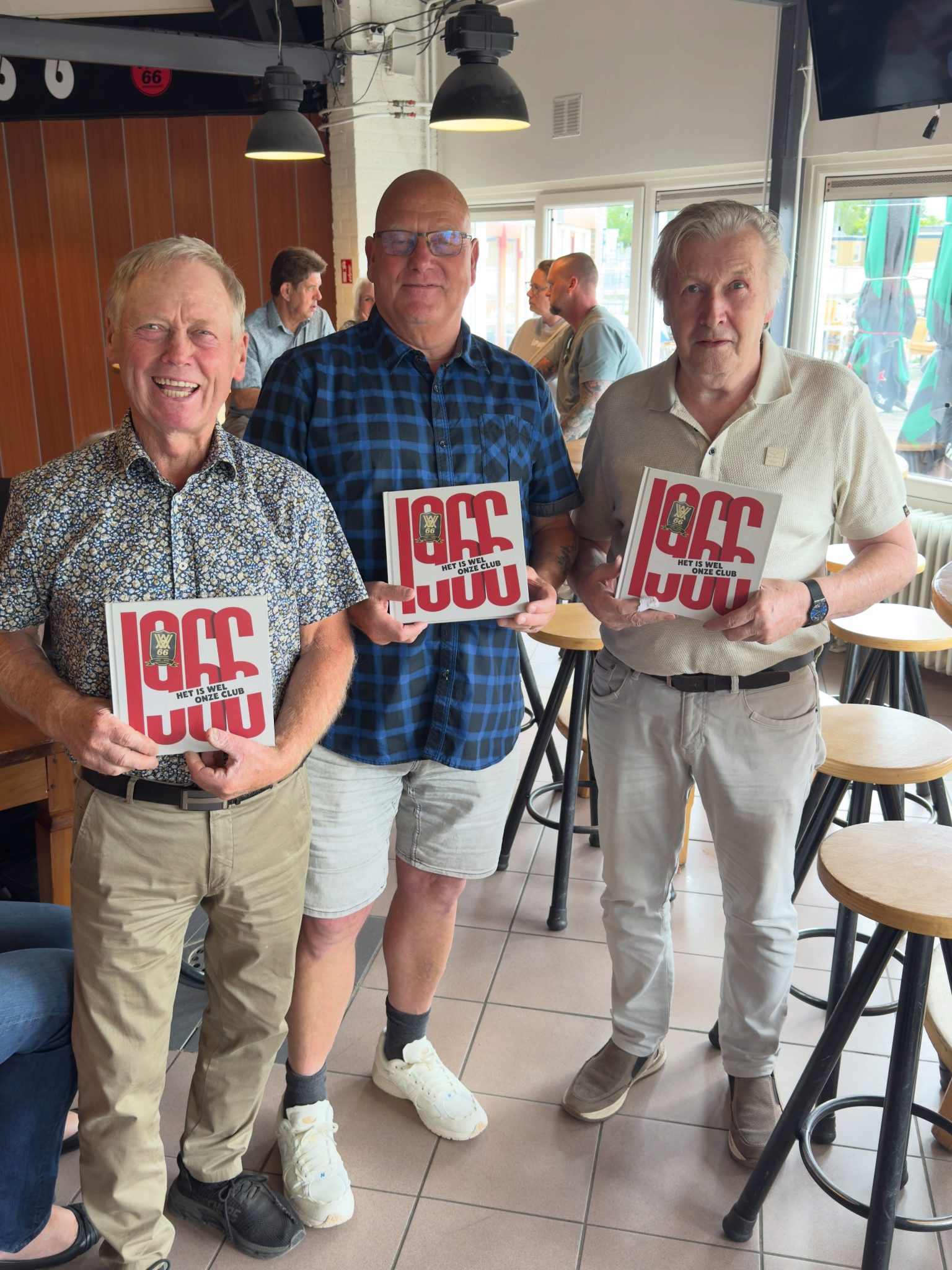 Jubileumboek uitgereikt!